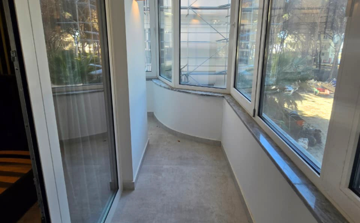 ALT (CZ): Apartmán na prodej Mali i Robit Golem Albánie s výhledem na moře a moderním interiérem ALT (EN): Sea view apartment for sale Mali i Robit Golem Albania with modern interior