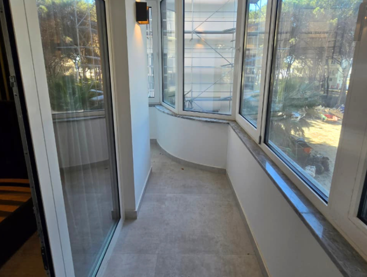 ALT (CZ): Apartmán na prodej Mali i Robit Golem Albánie s výhledem na moře a moderním interiérem ALT (EN): Sea view apartment for sale Mali i Robit Golem Albania with modern interior