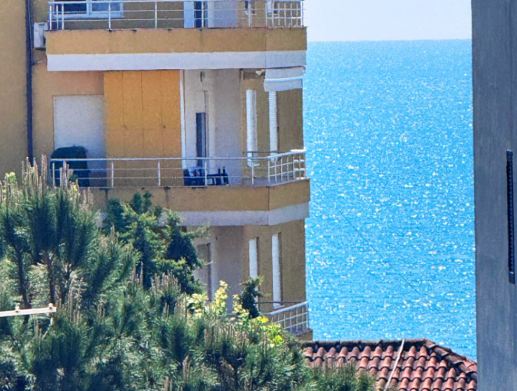 Furnished apartment in Durrës with partial sea view, close to beach and local amenities