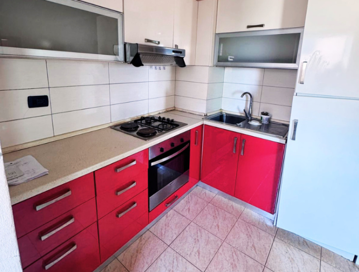 Furnished apartment in Durrës with partial sea view, close to beach and local amenities