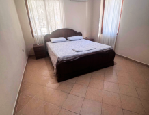 Apartment 2+kk for sale in Mali i Robit, Durrës, living room with kitchen Bedroom in seaside apartment for sale in Durrës, Albania Bathroom in 2-bedroom apartment Mali i Robit Balcony view from apartment in Durrës near the sea Exterior building 4th floor apartment Mali i Robit, Durrës Parking area in front of residential building in Durrës