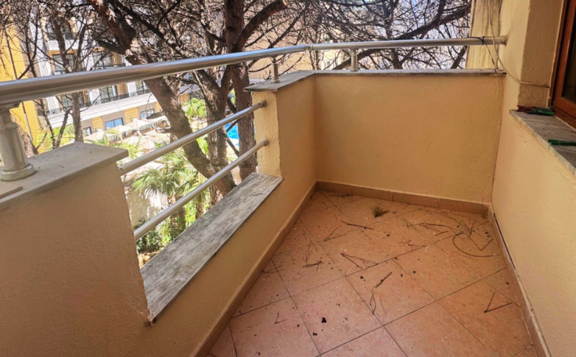 Apartment 2+kk for sale in Mali i Robit, Durrës, living room with kitchen Bedroom in seaside apartment for sale in Durrës, Albania Bathroom in 2-bedroom apartment Mali i Robit Balcony view from apartment in Durrës near the sea Exterior building 4th floor apartment Mali i Robit, Durrës Parking area in front of residential building in Durrës
