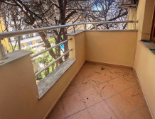 Apartment 2+kk for sale in Mali i Robit, Durrës, living room with kitchen Bedroom in seaside apartment for sale in Durrës, Albania Bathroom in 2-bedroom apartment Mali i Robit Balcony view from apartment in Durrës near the sea Exterior building 4th floor apartment Mali i Robit, Durrës Parking area in front of residential building in Durrës