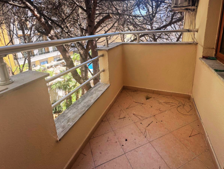 Apartment 2+kk for sale in Mali i Robit, Durrës, living room with kitchen Bedroom in seaside apartment for sale in Durrës, Albania Bathroom in 2-bedroom apartment Mali i Robit Balcony view from apartment in Durrës near the sea Exterior building 4th floor apartment Mali i Robit, Durrës Parking area in front of residential building in Durrës