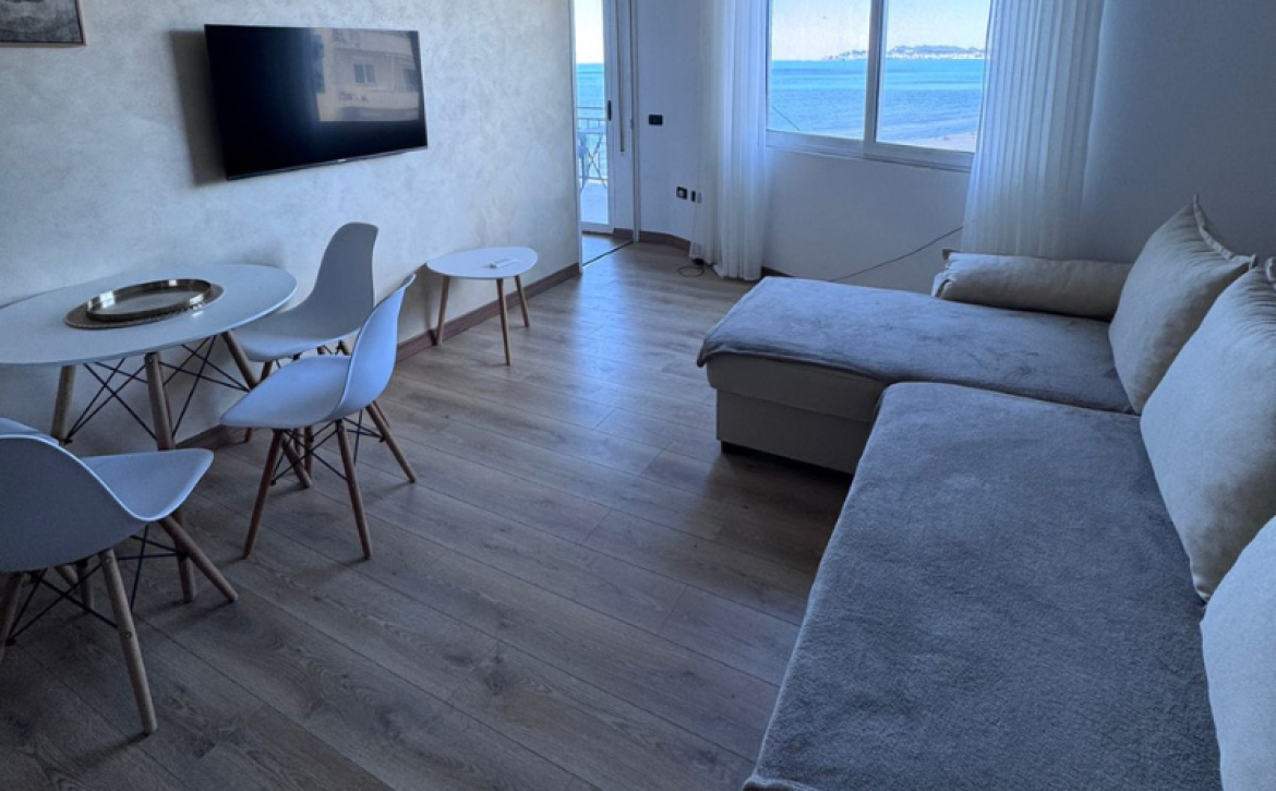 Byt u moře Durrës Albánie výhled na pláž moderní interiér investice