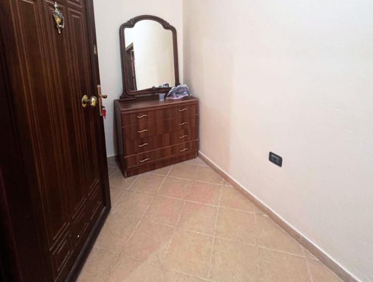 Apartment 2+kk for sale in Mali i Robit, Durrës, living room with kitchen Bedroom in seaside apartment for sale in Durrës, Albania Bathroom in 2-bedroom apartment Mali i Robit Balcony view from apartment in Durrës near the sea Exterior building 4th floor apartment Mali i Robit, Durrës Parking area in front of residential building in Durrës