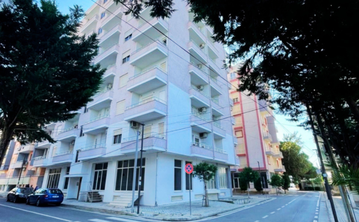 Světlý moderní interiér ložnice a obývacího pokoje prázdninového apartmánu k pronájmu v Durres Plazh Albánie blízko moře
