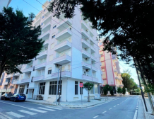 Světlý moderní interiér ložnice a obývacího pokoje prázdninového apartmánu k pronájmu v Durres Plazh Albánie blízko moře