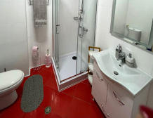 Světlý moderní interiér ložnice a obývacího pokoje prázdninového apartmánu k pronájmu v Durres Plazh Albánie blízko moře