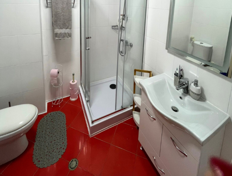 Světlý moderní interiér ložnice a obývacího pokoje prázdninového apartmánu k pronájmu v Durres Plazh Albánie blízko moře