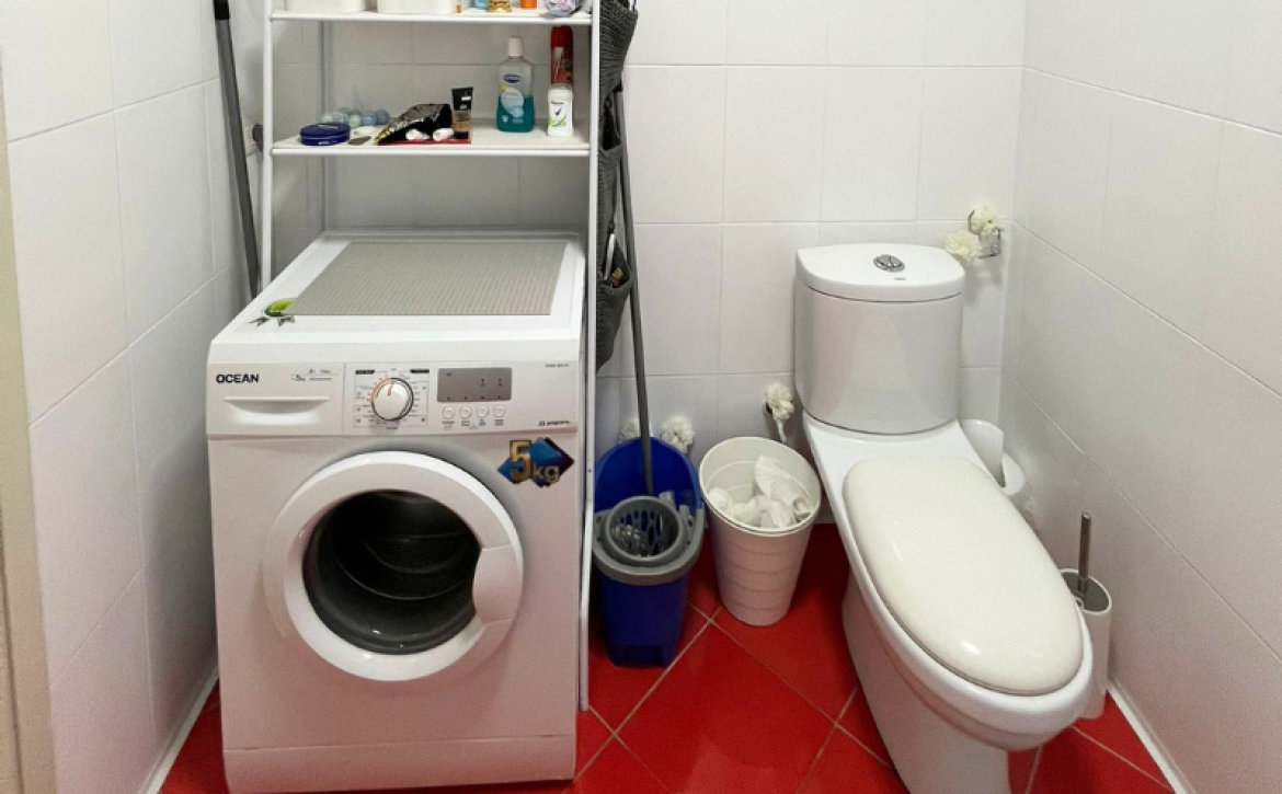 Světlý moderní interiér ložnice a obývacího pokoje prázdninového apartmánu k pronájmu v Durres Plazh Albánie blízko moře