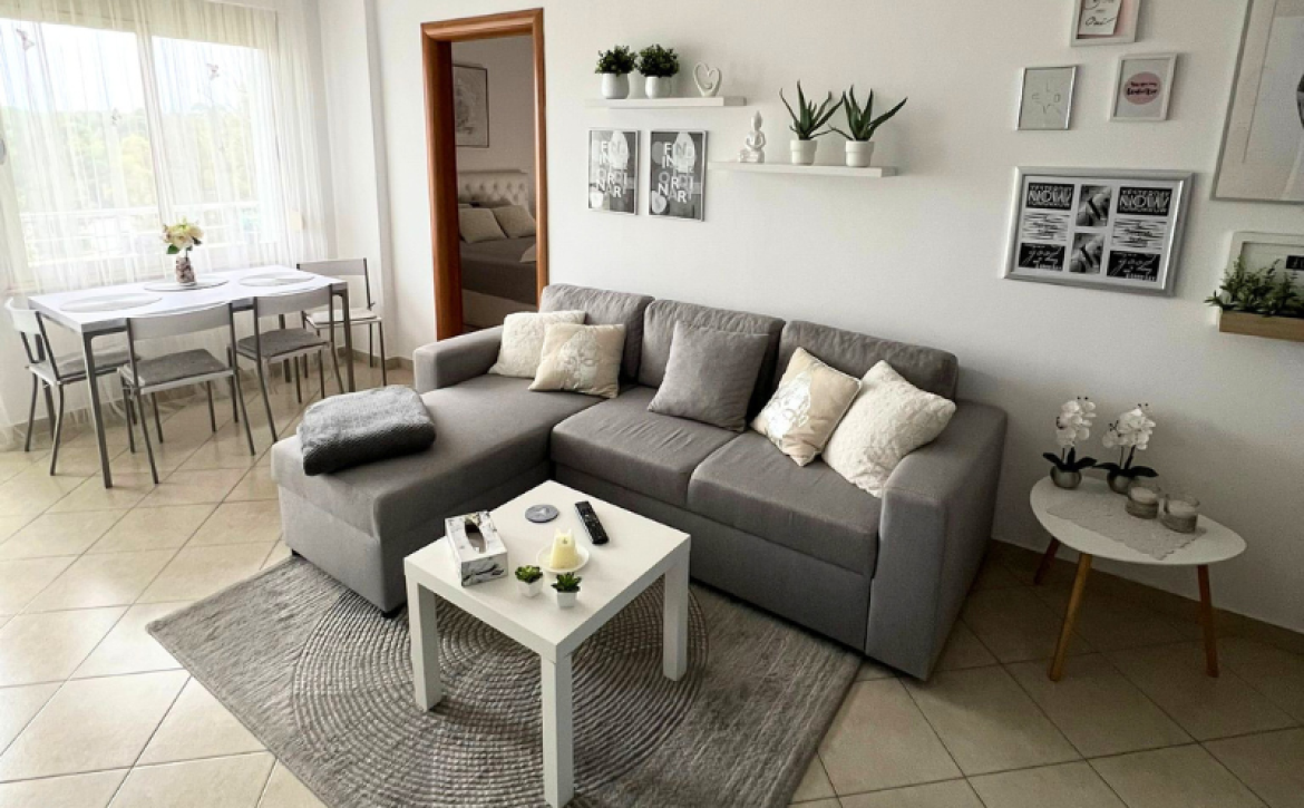 Světlý moderní interiér ložnice a obývacího pokoje prázdninového apartmánu k pronájmu v Durres Plazh Albánie blízko moře
