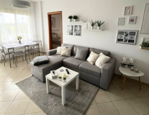 Světlý moderní interiér ložnice a obývacího pokoje prázdninového apartmánu k pronájmu v Durres Plazh Albánie blízko moře
