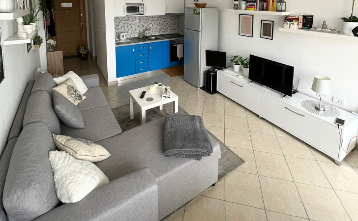Světlý moderní interiér ložnice a obývacího pokoje prázdninového apartmánu k pronájmu v Durres Plazh Albánie blízko moře