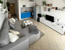 Světlý moderní interiér ložnice a obývacího pokoje prázdninového apartmánu k pronájmu v Durres Plazh Albánie blízko moře