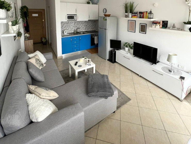 Světlý moderní interiér ložnice a obývacího pokoje prázdninového apartmánu k pronájmu v Durres Plazh Albánie blízko moře