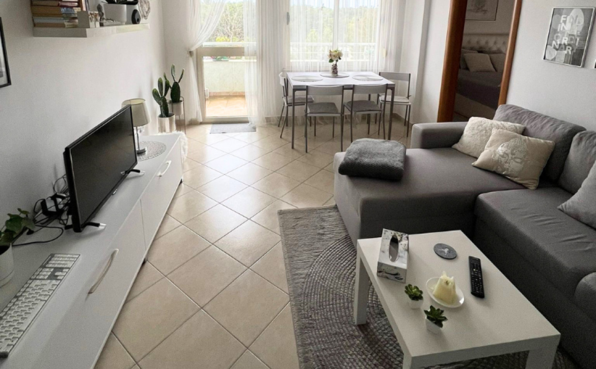 Světlý moderní interiér ložnice a obývacího pokoje prázdninového apartmánu k pronájmu v Durres Plazh Albánie blízko moře