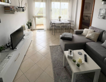 Světlý moderní interiér ložnice a obývacího pokoje prázdninového apartmánu k pronájmu v Durres Plazh Albánie blízko moře