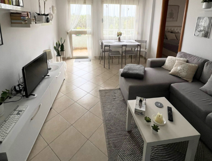Světlý moderní interiér ložnice a obývacího pokoje prázdninového apartmánu k pronájmu v Durres Plazh Albánie blízko moře