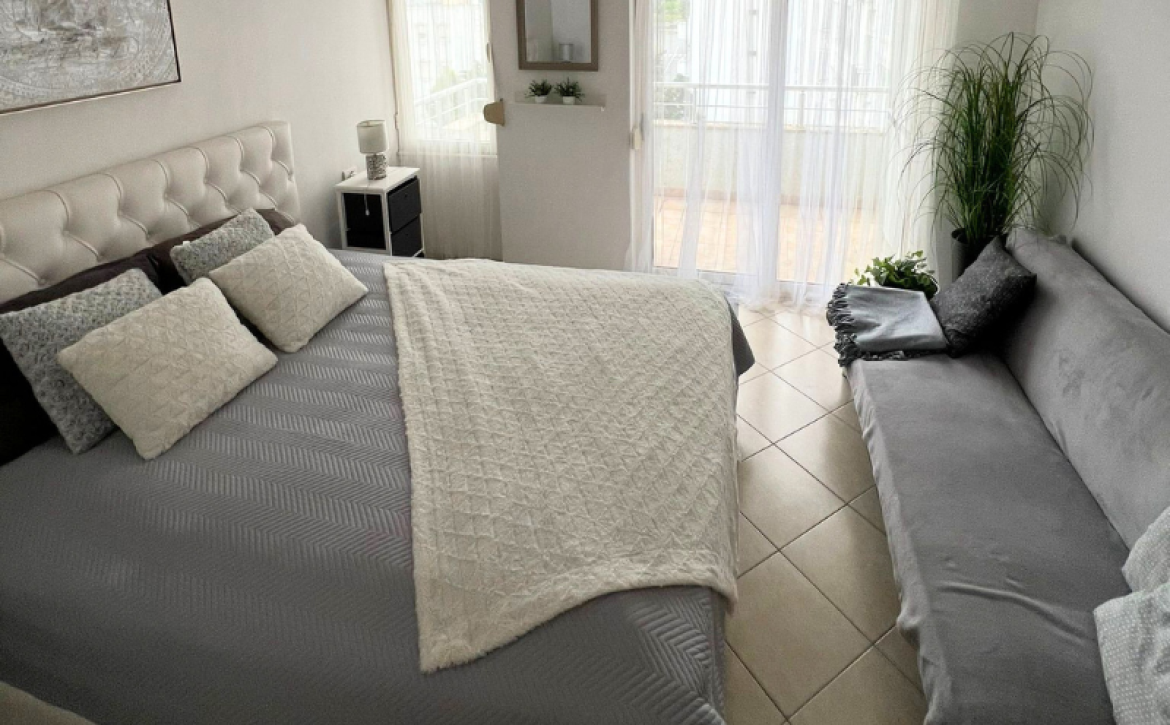 Světlý moderní interiér ložnice a obývacího pokoje prázdninového apartmánu k pronájmu v Durres Plazh Albánie blízko moře
