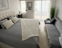 Světlý moderní interiér ložnice a obývacího pokoje prázdninového apartmánu k pronájmu v Durres Plazh Albánie blízko moře