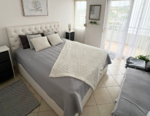 Světlý moderní interiér ložnice a obývacího pokoje prázdninového apartmánu k pronájmu v Durres Plazh Albánie blízko moře