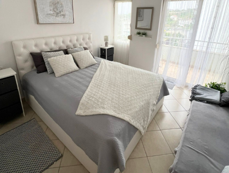 Světlý moderní interiér ložnice a obývacího pokoje prázdninového apartmánu k pronájmu v Durres Plazh Albánie blízko moře