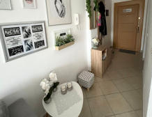 Světlý moderní interiér ložnice a obývacího pokoje prázdninového apartmánu k pronájmu v Durres Plazh Albánie blízko moře