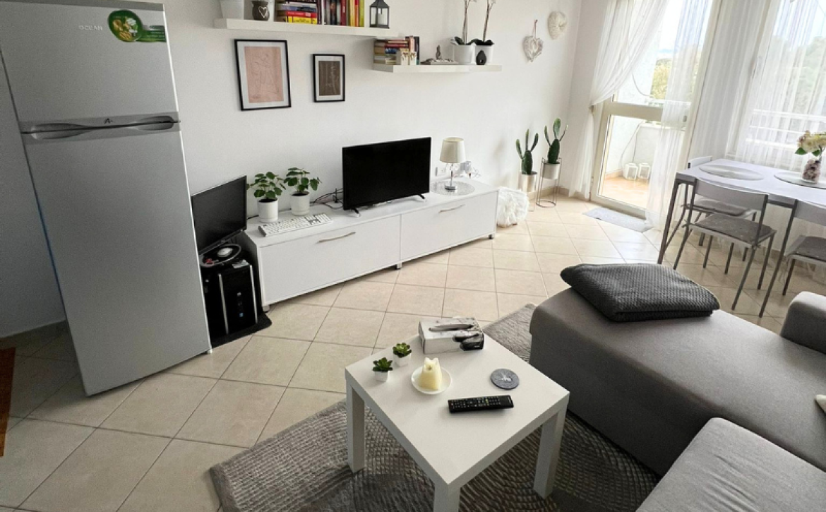 Světlý moderní interiér ložnice a obývacího pokoje prázdninového apartmánu k pronájmu v Durres Plazh Albánie blízko moře