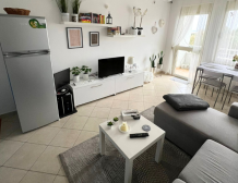 Světlý moderní interiér ložnice a obývacího pokoje prázdninového apartmánu k pronájmu v Durres Plazh Albánie blízko moře