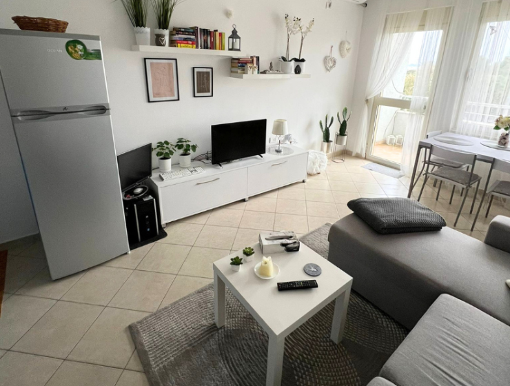 Světlý moderní interiér ložnice a obývacího pokoje prázdninového apartmánu k pronájmu v Durres Plazh Albánie blízko moře