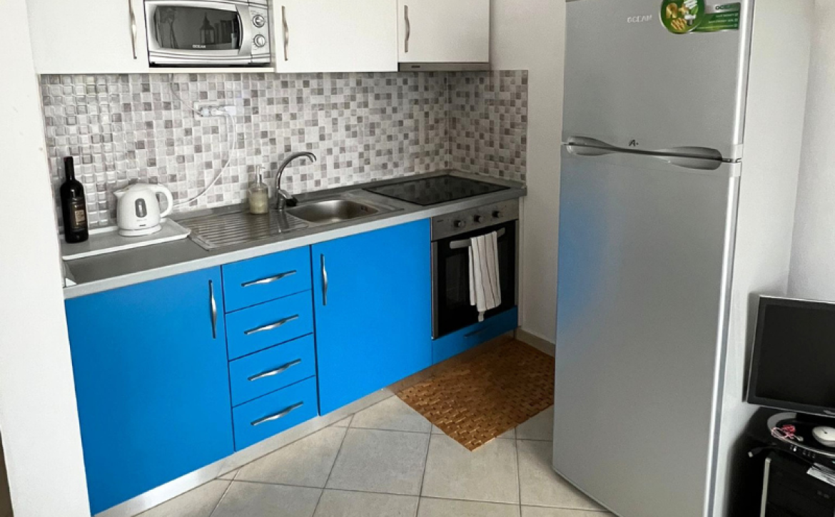 Světlý moderní interiér ložnice a obývacího pokoje prázdninového apartmánu k pronájmu v Durres Plazh Albánie blízko moře