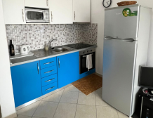 Světlý moderní interiér ložnice a obývacího pokoje prázdninového apartmánu k pronájmu v Durres Plazh Albánie blízko moře