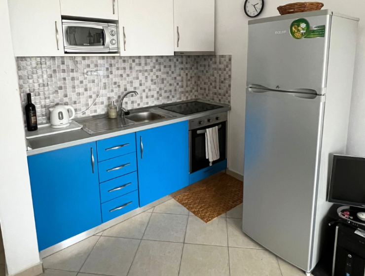 Světlý moderní interiér ložnice a obývacího pokoje prázdninového apartmánu k pronájmu v Durres Plazh Albánie blízko moře